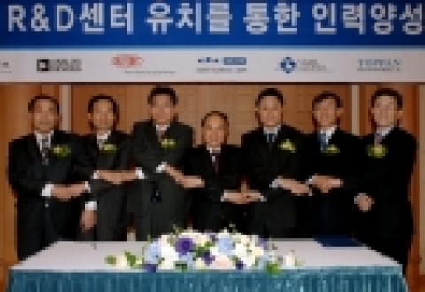 좌측부터 시그마-삼성 코팅 남연모 부사장, 대기 포레시아 허대건 사장, Analog Devices Korea 전고영 사장, KOTRA 홍기화 사장, DuPont Korea 원철우 