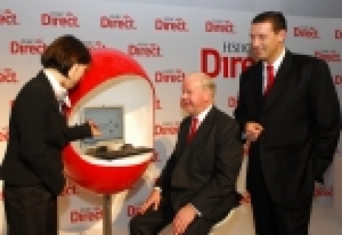 HSBC 다이렉트 센터에서 서비스 시연을 하고 있는 마이클 스미스 아/태지역 대표와 사이먼 쿠퍼 행장