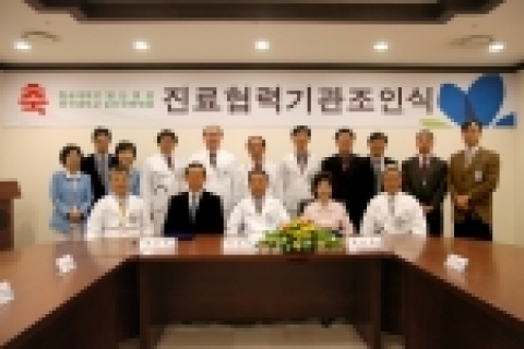 앞줄 왼쪽부터 이원철 한방병원장, 강화병원 장성호 원장, 이석현 의무원장, 자인한방병원 류은경 원장, 이명묵 기획조정실장 