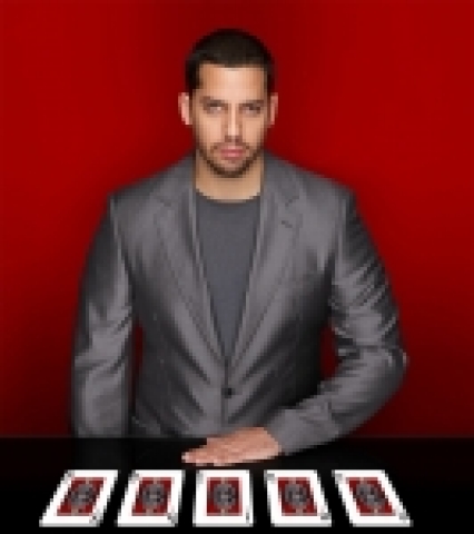 데이빗 블레인이 카드 마술의 대가로 묘사된 감각적이고 스타일리시한 이미지를 강조한 사진으로 데이빗 블레인의 주요 무대인 뉴욕에서 비공개로 촬영했다.