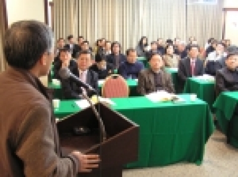 영어전용 강의를 위해 강의 듣는 경상대학교 교수들.