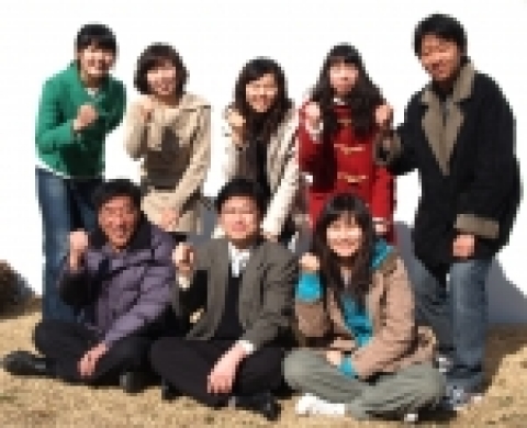 경상대학교 일어교육과 동문회 주대유 부회장(사진 앞줄 왼쪽)과 전철 강사(앞줄 가운데)와 일어교육과 학생들이 이번 일본어능력시험에서 우수한 성적을 거둔 것을 계기로 더욱 열심히 노