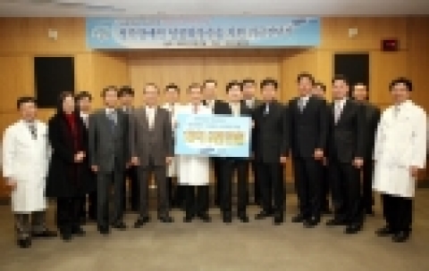 삼성전자 정보통신총괄 최지성 사장과 삼성서울병원 이종철 원장은 2일 오후 삼성서울병원에서 저소득 청각장애인의 인공와우 수술 지원에 적극 협력해 나가기로 했다. 왼쪽에서 네번째부터 