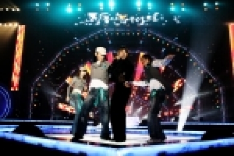 신한카드가 맨유카드 1주년을 기념, 고객들을 초청해 '아름다운콘서트 2'를 개최했다. 약 12,000명의 고객이 참석한 이 콘서트에는 인순이, 장윤정, 크라잉넛,