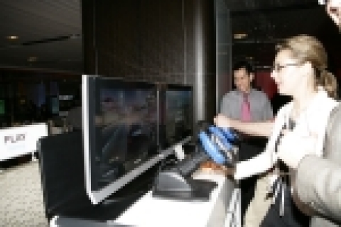 뉴욕 삼성체험관에서 제품 체험에 여념이 없는 뉴요커들