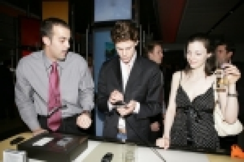 뉴욕체험관에서 첨단 디지털제품을 체험하는 뉴요커들