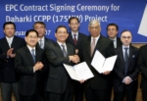 두산중공업 홍성은 부사장(앞줄 왼쪽 두번째)이 1억5천만 달러 상당의 파키스탄 복합화력발전소 건설 계약 체결 후 발주처인 파우지 파운데이션 사이드 아리프 하산 회장과 악수를 교환하