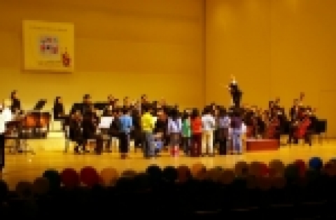 지휘자 사인에 맞춰 함께 연주하는 어린이들