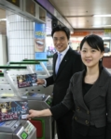 하나은행은 금융권 최초로 대중교통 이용 고객을 타켓으로 지하철이나 버스 이용시 교통요금이 12.5% 대폭 할인되는 “하나마이웨이카드”를  5일 출시했다.