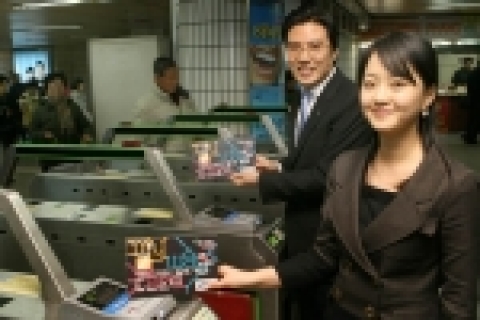 하나은행은 금융권 최초로 대중교통 이용 고객을 타켓으로 지하철이나 버스 이용시 교통요금이 12.5% 대폭 할인되는 “하나마이웨이카드”를 5일 출시했다.