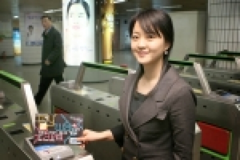 하나은행은 금융권 최초로 대중교통 이용 고객을 타켓으로 지하철이나 버스 이용시 교통요금이 12.5% 대폭 할인되는 “하나마이웨이카드”를 5일 출시했다.