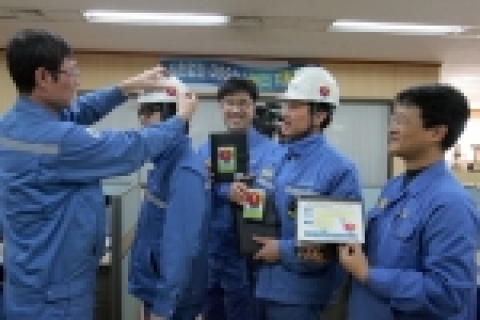 1제선공장 직원들이 SAVE²스티커와 로고를 수첩과 안전모에 부착하는 등 혁신활동에 대한 의지를 다지고 있다.