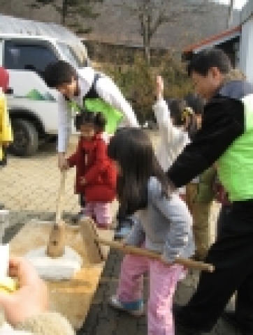 KT는 민족 고유의 명절 설을 맞아 6일부터 15일까지 열흘간 ‘KT 사랑의 봉사단’ 1만 3천여명이 참가해 ‘설맞이 이웃사랑 봉사활동’을 전국에서 펼친다고 밝혔다.