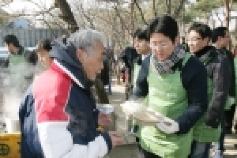 KT는 민족 고유의 명절 설을 맞아 6일부터 15일까지 열흘간 ‘KT 사랑의 봉사단’ 1만 3천여명이 참가해 ‘설맞이 이웃사랑 봉사활동’을 전국에서 펼친다고 밝혔다.