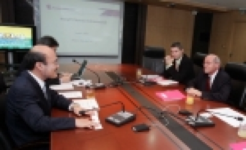 지난해 하나로텔레콤 본사를 방문한 스위스 공영방송(Swiss Broadcasting Corporation) SRG/SSR 관계자들에게 하나로텔레콤 홍순만 부사장이 <하나TV&