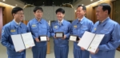 지역봉사상 시상식. 좌로부터 김재호 선재부 조업지원팀 리더 화성부 이태규 대리, 제선부 박희원 대리, 환경에너지부 이한규 대리, 오용택 제선부 해사모 회장