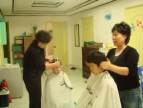 한국철도공사 광역사업본부는 지난 6일 장애우 생활공동체 ‘등대마을’을 찾아 사랑의 ‘가위손’ 봉사활동을 펼쳤다.