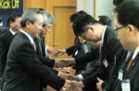 핵심 임무 수행직원 격려 장면