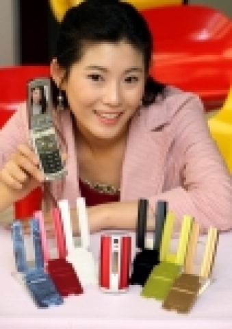 삼성전자는 소비자의 취향에 따라 다양한 색상의 휴대폰 커버로 교체할 수 있는 '컬러재킷폰(SCH-B660, SPH-B6600, SPH-B6650)'을 출시한다.