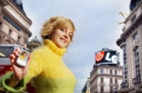 영국 런던의 중심가인 피카디리 광장에서 모델들이 샤인폰을 들어보이고 있다. 