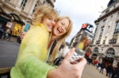 영국 런던의 중심가인 피카디리 광장에서 모델들이 샤인폰을 들어보이고 있다. 