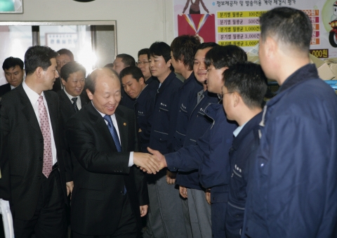 노준형 정보통신부 장관은 8일 오전 설 명절을 앞두고 서울 용산우체국을 방문하여 우편물 소통에 여념이 없는 직원들을 위로·격려하였다.