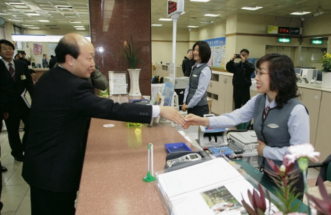 노준형 정보통신부 장관은 8일 오전 설 명절을 앞두고 서울 용산우체국을 방문하여 우편물 소통에 여념이 없는 직원들을 위로·격려하였다.