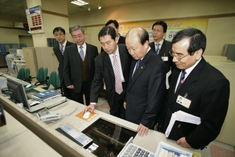 노준형 정보통신부 장관은 8일 오전 설 명절을 앞두고 서울 용산우체국을 방문하여 우편물 소통에 여념이 없는 직원들을 위로·격려하였다.