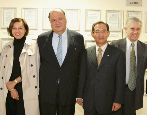 우측으로부터 아돌포 카라피 주한 칠레 대사, 손연기 한국정보문화진흥원장, 페르난도 상원의원