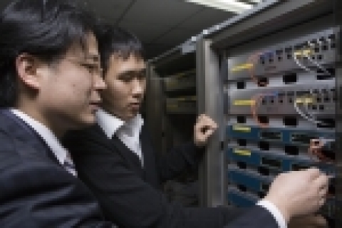 새마을금고연합회 전산센터에서 LG CNS의 엔지니어가 백업망 구축을 위해 네트워크 장비를 설치하고 있다.