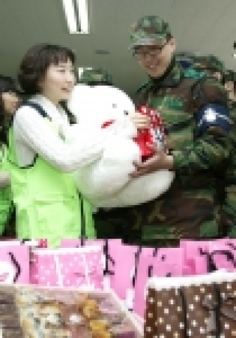 KT 사랑의 봉사단에서 발렌타인 데이를 맞아 신병교육중인 장병들에게 사랑의 초콜렛과 전화카드 전달하는 모습