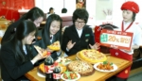 미스터피자가 2007년 졸업과 입학을 앞 둔 고객들을 위해 2월 15일부터 3월 18일까지, 프리미엄 피자 주문 시 20% 할인뿐만 아니라 졸업이나 입학 사진 등을 올린 고객 중 