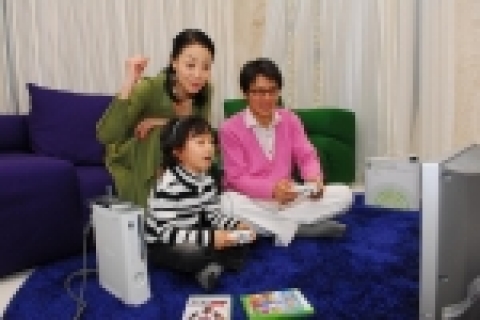 Xbox 360을 즐기는 가족