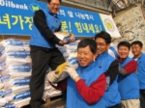 현대오일뱅크 임직원들이 12일, 설 명절을 앞두고 대산공장 인근 농민들로 부터 수매한 쌀 1004포대를 서울, 경기지역 소년소녀가장 에게 전달하기 위해 쌀가마를 운반하고 있다. 