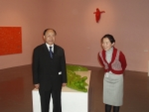 동물전문가 이길웅 선생과 국립현대미술관 미술해설사가 함께 어린이들에게 동물 작품을 설명하고 있다.