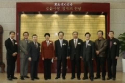 제막식 행사후 참석자들이 기념촬영. 왼쪽부터 오병균 국민은행 지점장, 정희성 대학원장, 김광섭 원일종합건축 대표이사, 이경준 박물관장, 김봉태 총장, 이순형 장학회이사장, 노만영 삼선CS&A 부사장, 민정식 이천경금속(주) 상무, 허태회 대외협력처장.