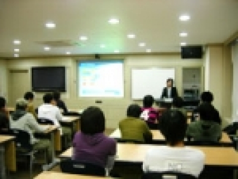 대기업에 취업한 에듀스 프렌즈 1기 선배가 후배들에게 조언을 하고 있는 화면.