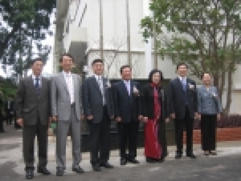 베트남 하노이 백신공장 앞, 주요 인사 기념 촬영 
(김의기 베트남 주재 한국대사를 중심으로 오른쪽 쩐 티 쭝 찌엔 베트남 보건부장관, 
왼쪽 안상점 베르나바이오텍코리아 대표이