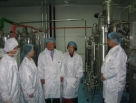 베트남 하노이 백신공장 내 설비 
(좌측부터 국립보건연구원 기술진, 베트남 국립보건연구원 산하 Vabiotech사 대표 응우엔 투 반 박사, 
김의기 베트남 주재 한국대사, 쩐