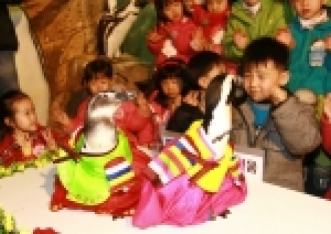 설을 앞두고 부산아쿠아리움에서는 궁중한복을 차려 입은 펭귄들이 수조 밖으로 나들이 나와 고객들에게 새해 인사를 하고 있다.  펭귄의 새해 인사는 설 연휴기간 동안 관람할 수 있다