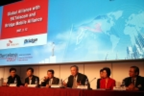 스페인 바르셀로나의 3GSM World Congress 행사장에서 SK텔레콤이 BMA 가입서를 제출하고, 가입배경에 대해 기자간담회에서 설명하고 있는 모습. (가운데부터 좌측으로 