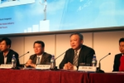 스페인 바르셀로나의 3GSM World Congress 행사장에서 SK텔레콤이 BMA 가입서를 제출하고, 가입배경에 대해 기자간담회에서 설명하고 있는 모습. (가운데부터 좌측으로 
