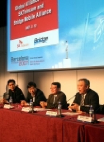 스페인 바르셀로나의 3GSM World Congress 행사장에서 SK텔레콤이 BMA 가입서를 제출하고, 가입배경에 대해 기자간담회에서 설명하고 있는 모습. (가운데부터 좌측으로 