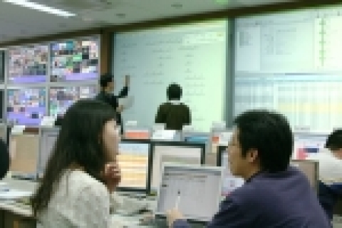 설 연휴를 앞두고 LG파워콤 중앙네트워크센터 직원들이 네트워크 상황을 점검하고 있다.