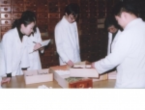 약사들과 한의사 공동 연구/토의 하는 모습