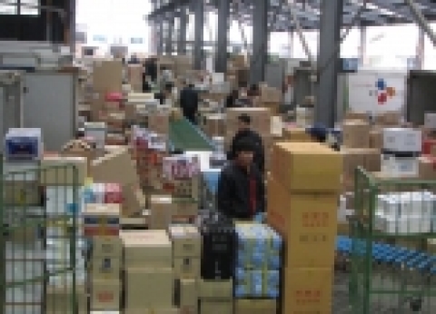 CJ GLS 구로터미널, 구정 선물세트를 배송차량에 싣고 배달하기 위해 분류하고 있는 모습