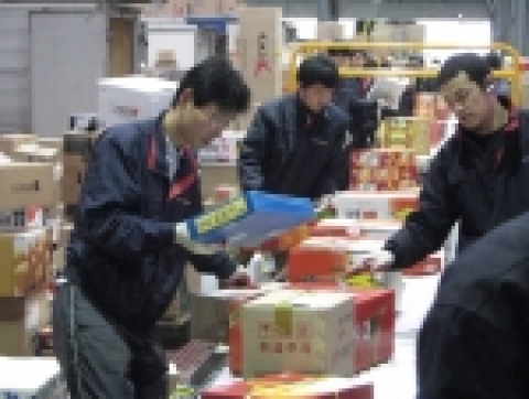 CJ GLS 구로터미널, 구정 선물세트를 배송차량에 싣고 배달하기 위해 분류하고 있는 모습