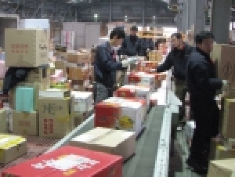 CJ GLS 구로터미널, 구정 선물세트를 배송차량에 싣고 배달하기 위해 분류하고 있는 모습