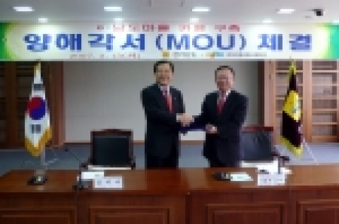석종훈 다음커뮤니케이션 대표와 박준영 전남 도지사가 전라남도내 2천여 마을 카페 구축을 위한 업무 협약을 체결하고 있다.