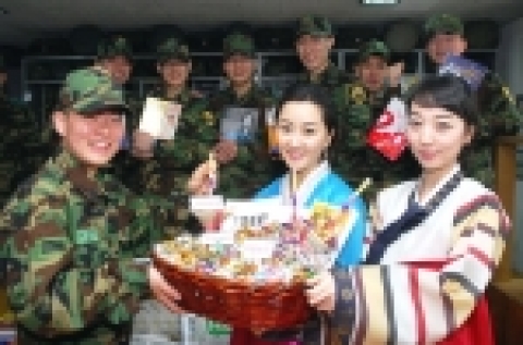 YBM 어학원에서 오늘 수도방위사령부 방공단을 방문해 설과 밸런타인데이를 맞아 복조리로 초콜릿을 떠서 줌과 동시에 꾸준한 어학 공부로 무사 제대, 취업 성공을 할 수 있도록 어학 서적을 전달했다.